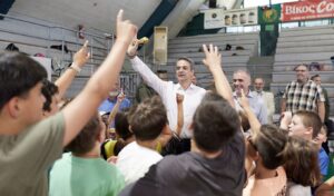 Mitsotakis in Nea Smyrni: Backgammon, kids & market stroll