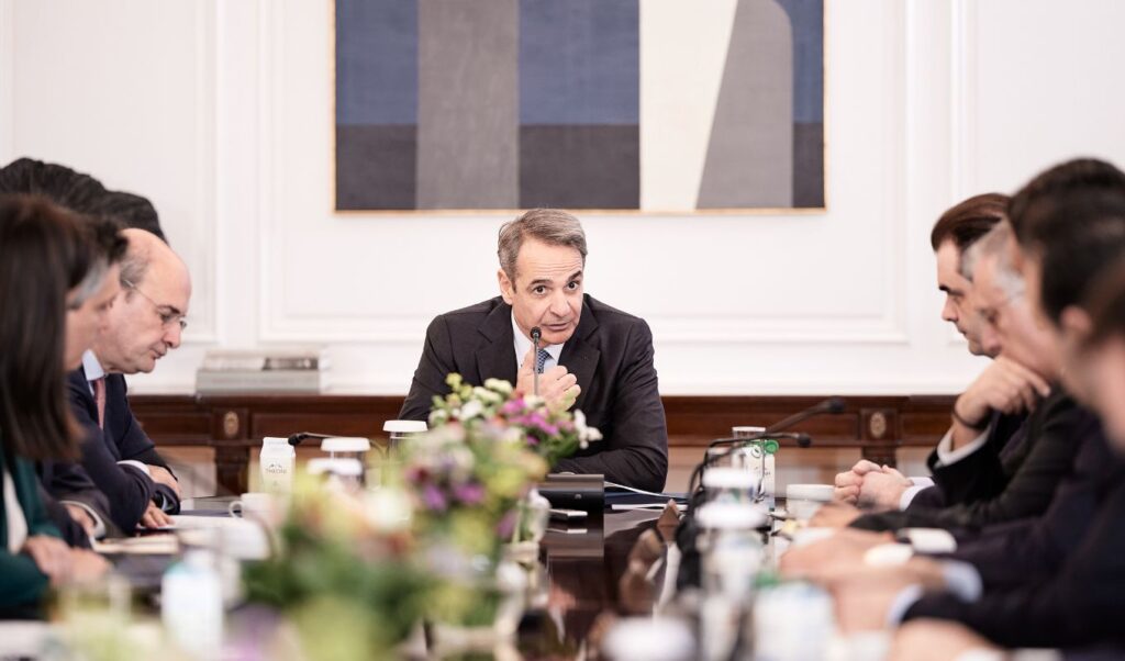 Mitsotakis bets on economy to build his 2027 strategy