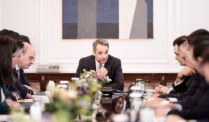 Mitsotakis bets on economy to build his 2027 strategy