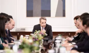 Mitsotakis’ dual strategy ahead of Thessaloniki fair: Fighting inflation and grassroots outreach