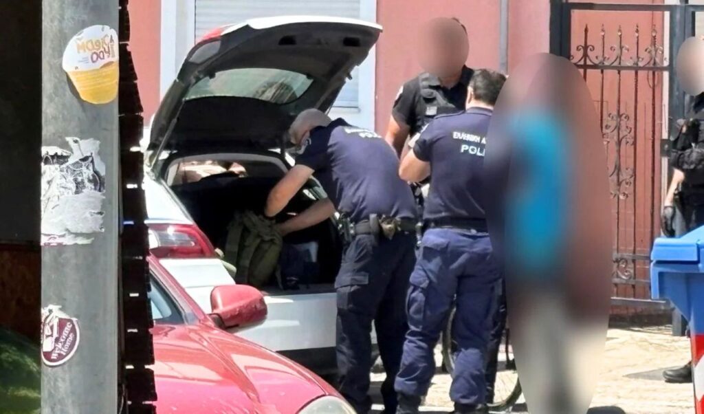 Naked man causes panic in Larissa city center, arrested by police