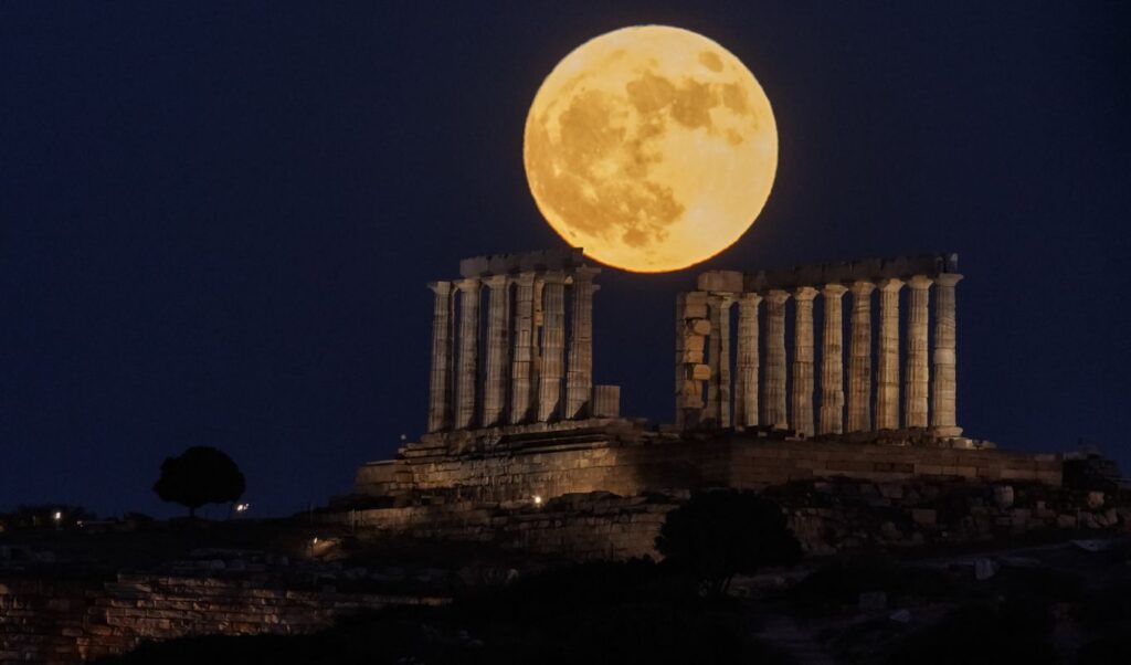 Strawberry Moon over Sounio: Greece’s most breathtaking summer full moon