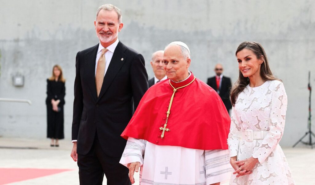 Pope Leo XIV arrives in Madrid: spectacular welcome from Queen Letizia and fresh criticism of Trump over Iran