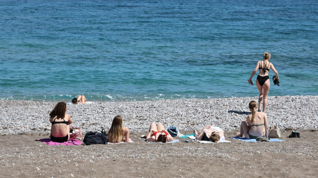 Weather: Weekend temperatures reach 36°C with strong winds