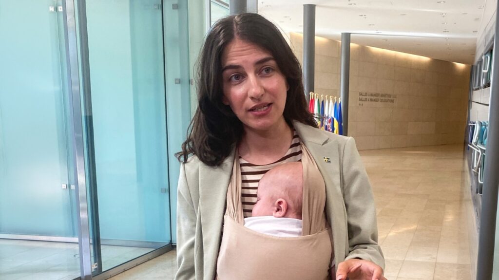 Swedish minister brings baby to EU meeting in historic first