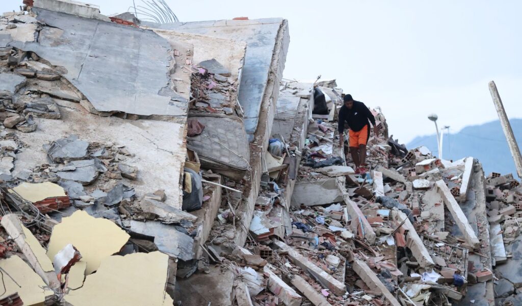 Venezuela Earthquakes: Panic, Building Collapses & Rescue Efforts