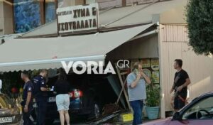 Car crashes through store window in Thessaloniki suburb