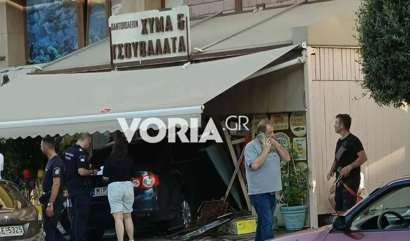 Θεσσαλονίκη: Αυτοκίνητο πέρασε "μέσα" από τζαμαρία καταστήματος στους Νέους Επιβάτες (Εικόνες & Βίντεο)