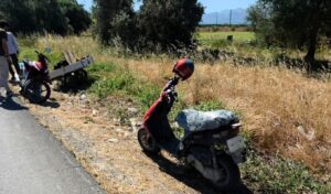 Shocking motorcycle crash in Crete: Bike crashes into parked motorcycle towing cart