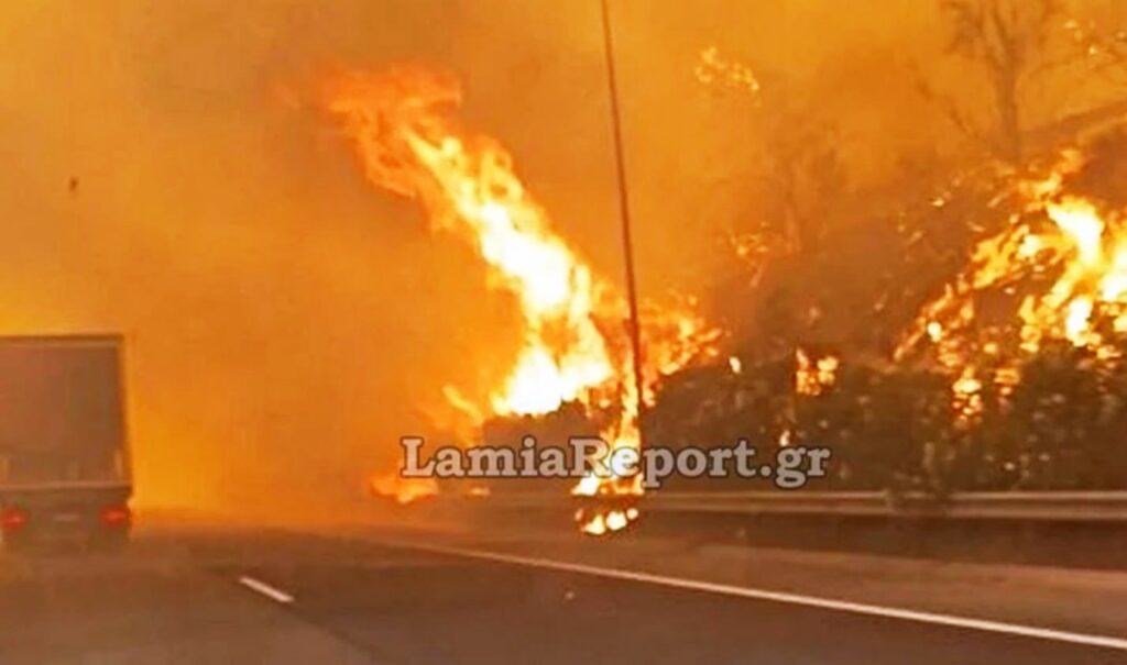 Wildfire in Boeotia: Vehicles drive through walls of flames on Greek highway