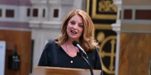 Angela Gerekou’s Heartfelt Eulogy for Maро Kontou: “Safe Travels, Mom”