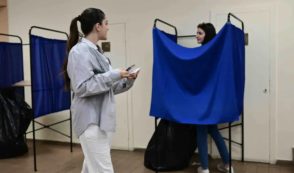 Pulse Poll: ND leads by 13 points, PASOK stuck low, 45% want majority government
