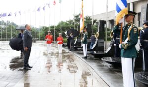 Gerapetritis lays wreath at Greek War Memorial in Seoul