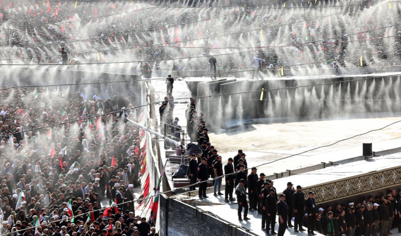 Iran: Thousands of citizens in the procession for Ayatollah Ali Khamenei - Strict security measures in Tehran