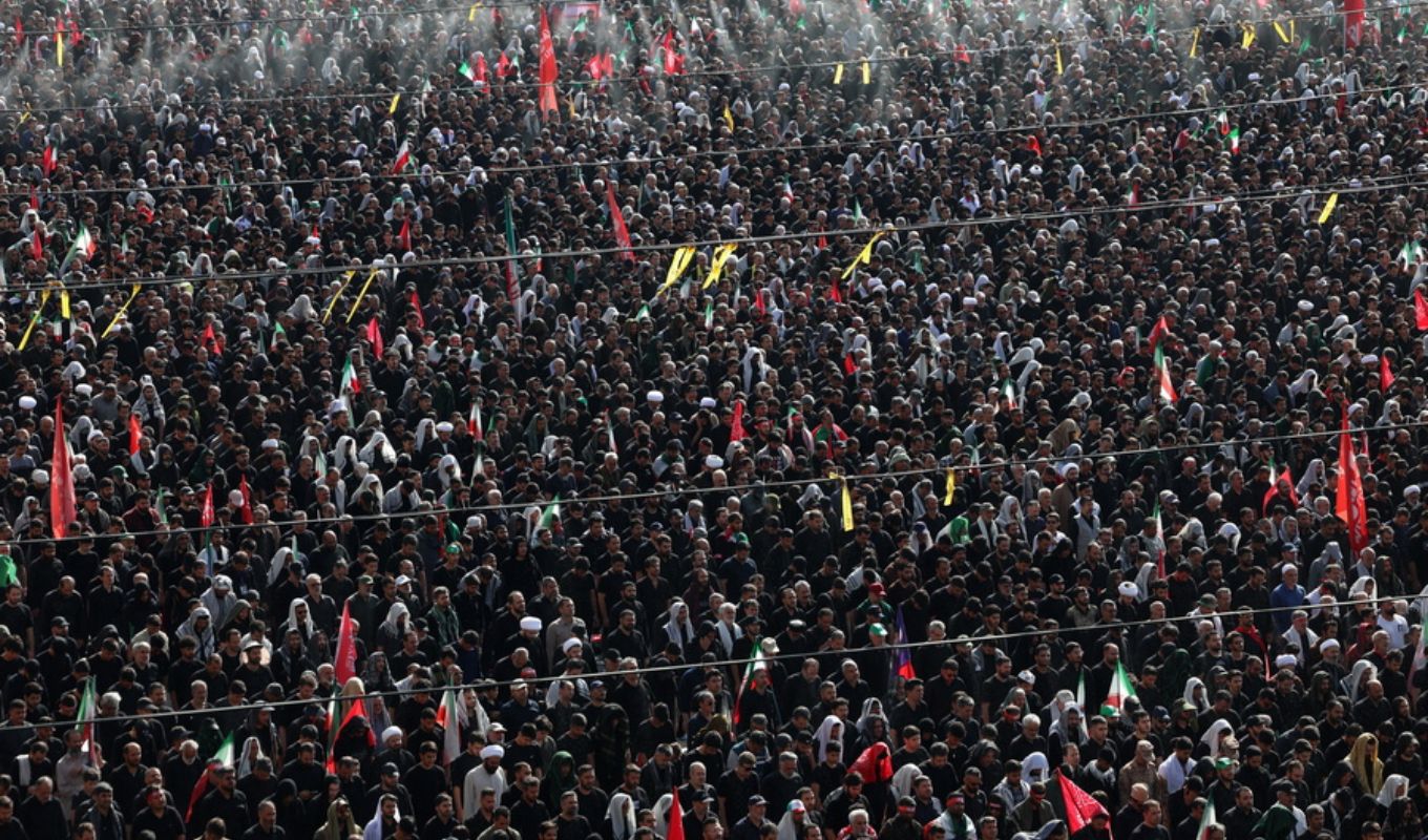 Iran: Thousands of citizens in the procession for Ayatollah Ali Khamenei - Strict security measures in Tehran