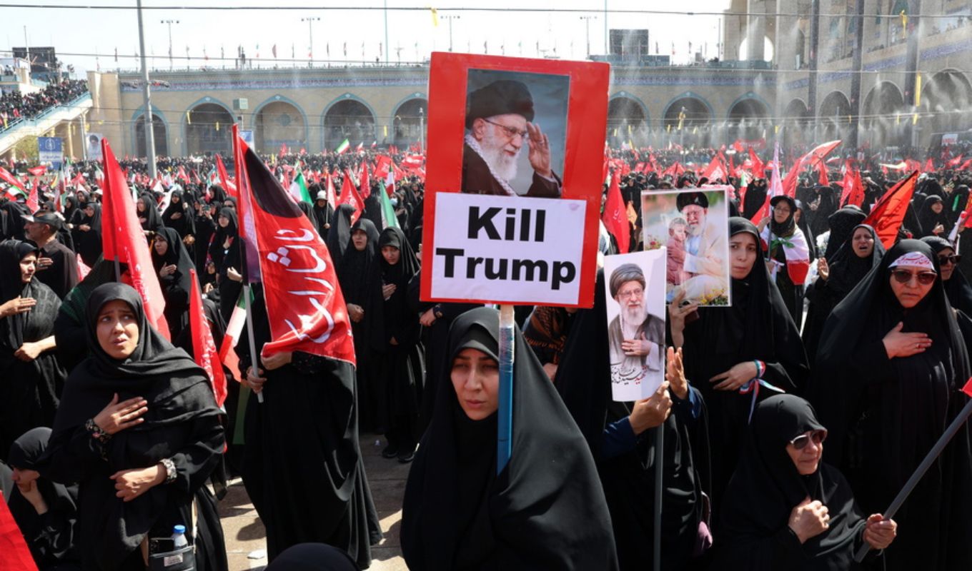 Iran: Thousands of citizens in the procession for Ayatollah Ali Khamenei - Strict security measures in Tehran