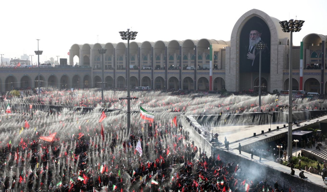 Iran: Thousands of citizens in the procession for Ayatollah Ali Khamenei - Strict security measures in Tehran