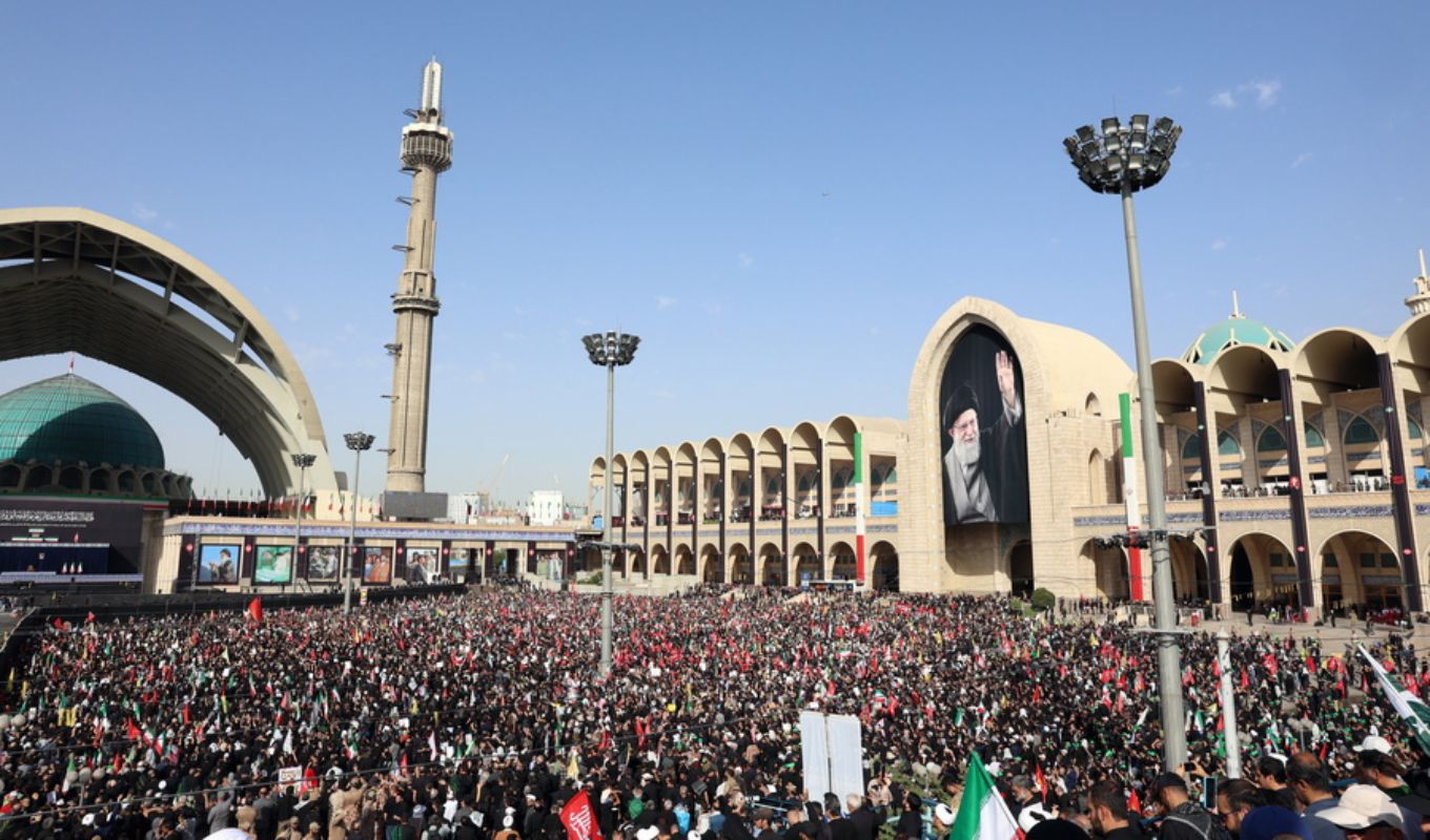 Iran: Thousands of citizens in the procession for Ayatollah Ali Khamenei - Strict security measures in Tehran