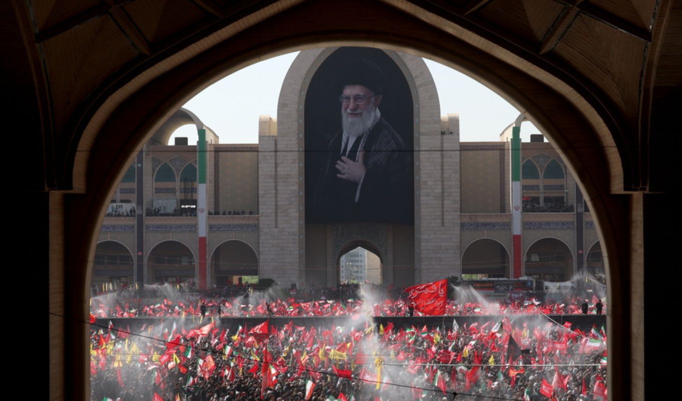 Iran: Thousands of citizens in the procession for Ayatollah Ali Khamenei - Strict security measures in Tehran