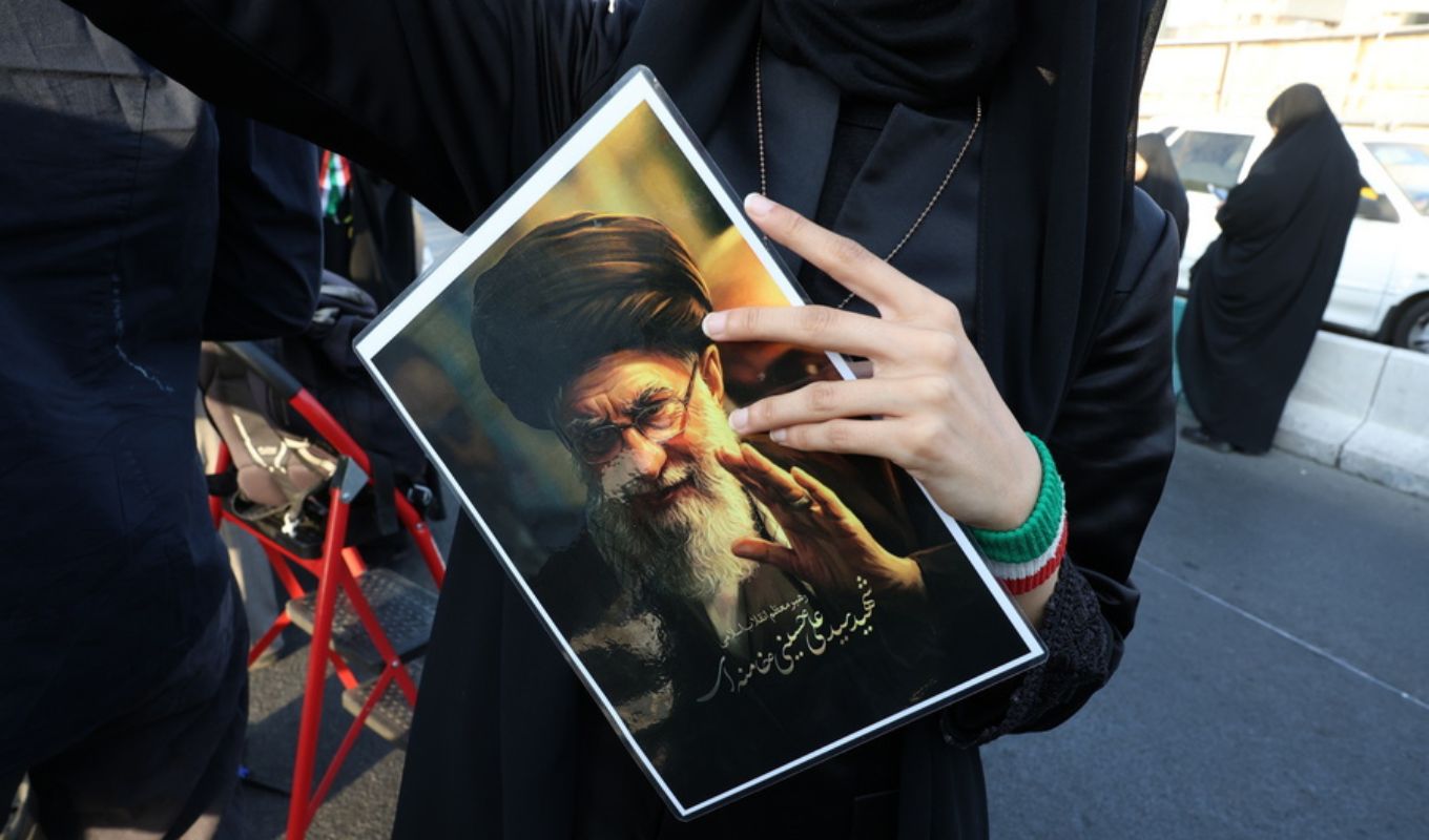Iran: Thousands of citizens in the procession for Ayatollah Ali Khamenei - Strict security measures in Tehran
