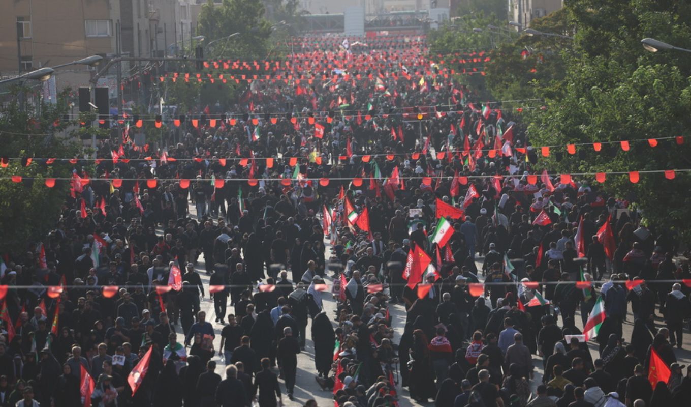 Iran: Thousands of citizens in the procession for Ayatollah Ali Khamenei - Strict security measures in Tehran