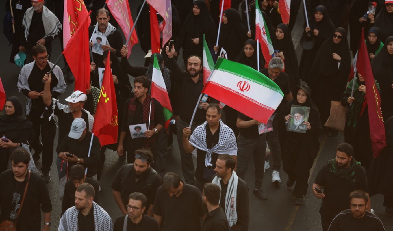 Iran: Thousands of citizens in the procession for Ayatollah Ali Khamenei - Strict security measures in Tehran (Images & Live video)