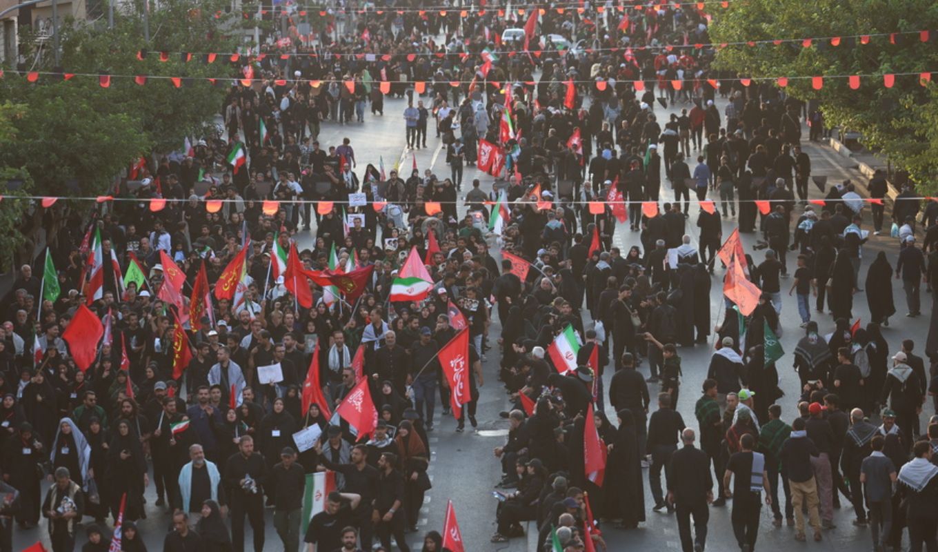 Iran: Thousands of citizens in the procession for Ayatollah Ali Khamenei - Strict security measures in Tehran