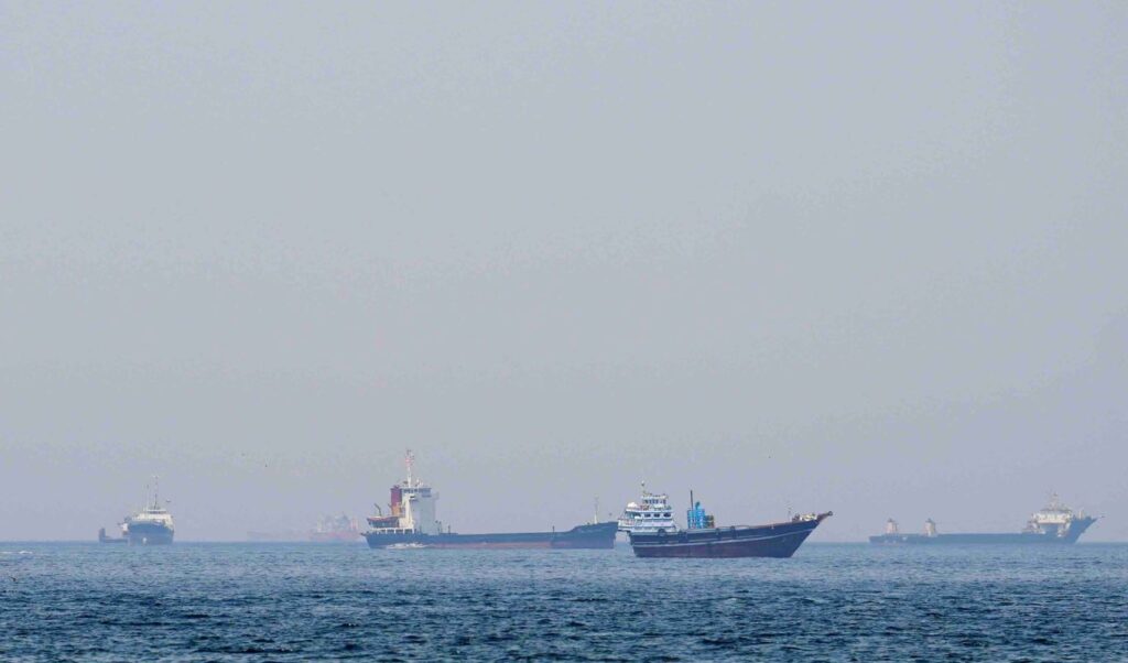 Iran warns ships in Strait of Hormuz: “Any deviation will be met with swift response”