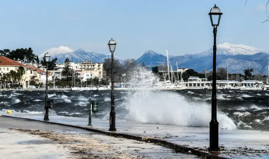 Extreme wildfire danger in Attica Saturday as winds reach 9 Beaufort