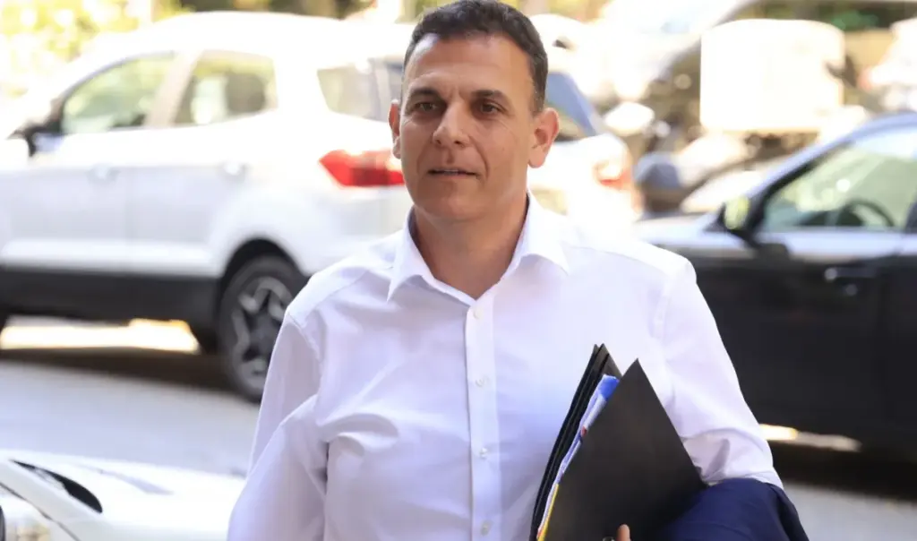 First SYRIZA MP resigns his seat: Karameros returns mandate, backs Tsipras