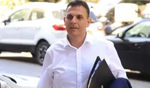 First SYRIZA MP resigns his seat: Karameros returns mandate, backs Tsipras