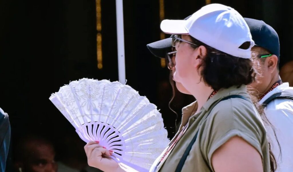 Spain heatwave: Barcelona distributes smart bracelets to monitor outdoor workers’ temperature