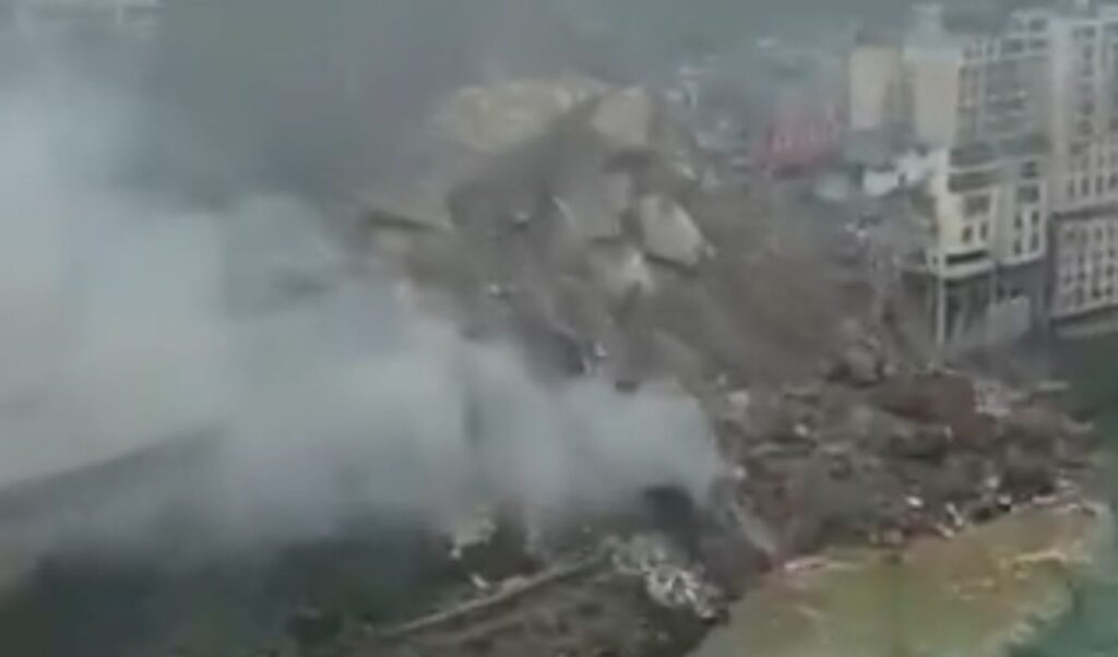 China landslide buries people alive as buildings collapse in Chongqing (Video)