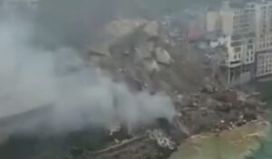 China landslide buries people alive as buildings collapse in Chongqing (Video)