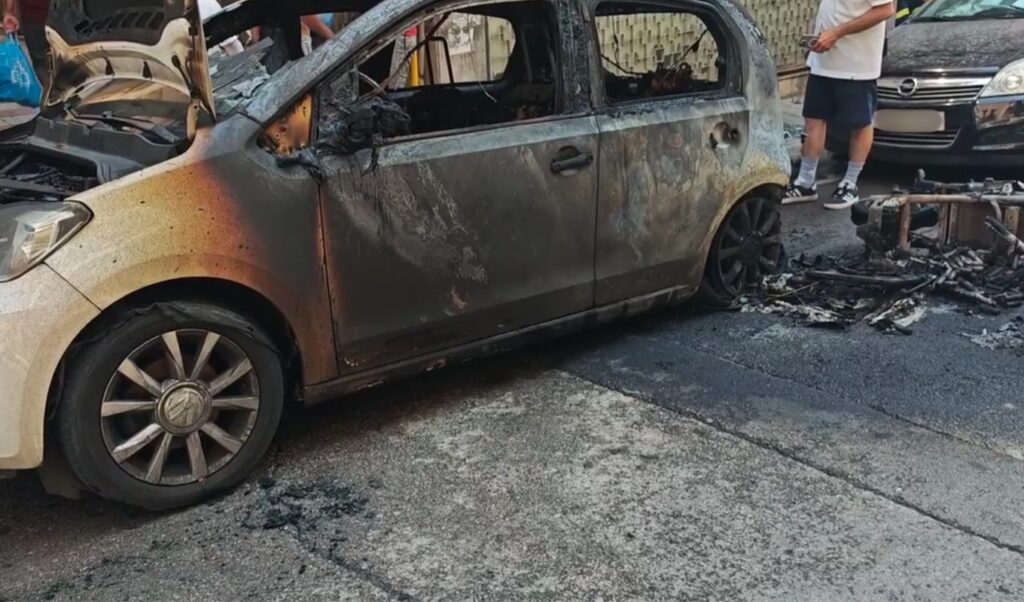 Car Totally Destroyed by Electric Scooter Fire in Athens (Video)