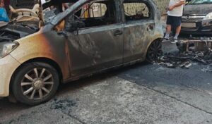 Car Totally Destroyed by Electric Scooter Fire in Athens (Video)