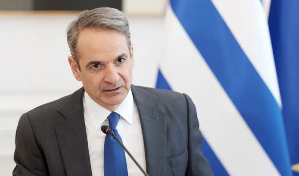 Mitsotakis raises tax-free tip limit to €6,000 for digital payments
