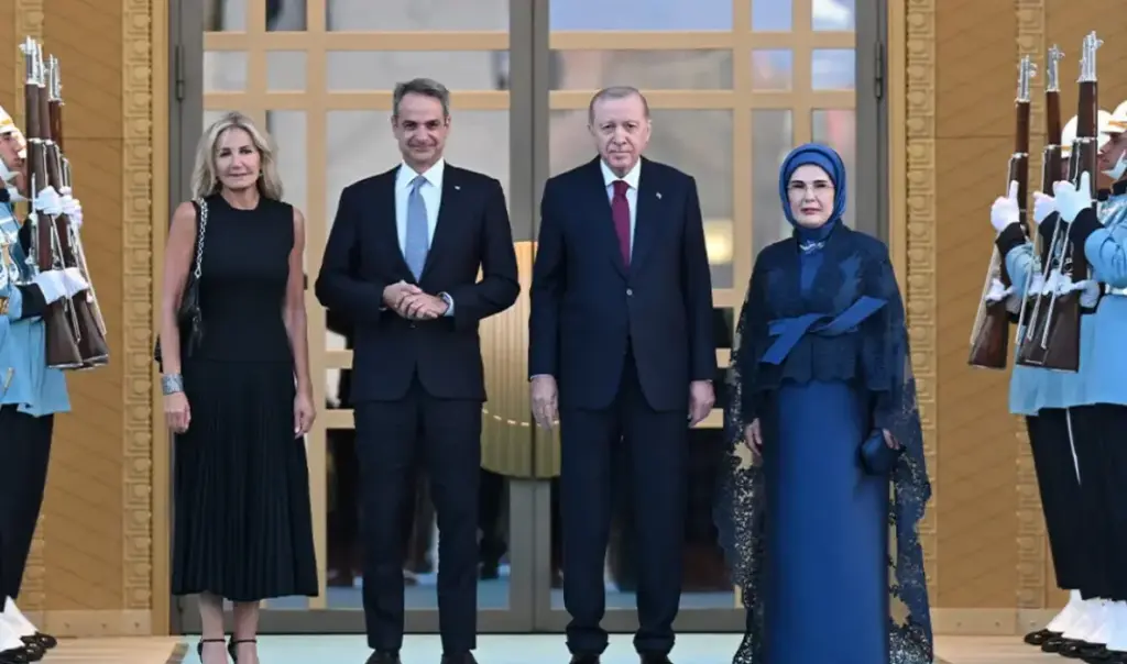 Mitsotakis arrives in Ankara for NATO Summit alongside wife Mareva