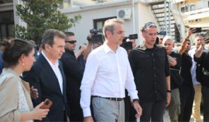 Mitsotakis on arson attack: “Zero tolerance for extremist violence”