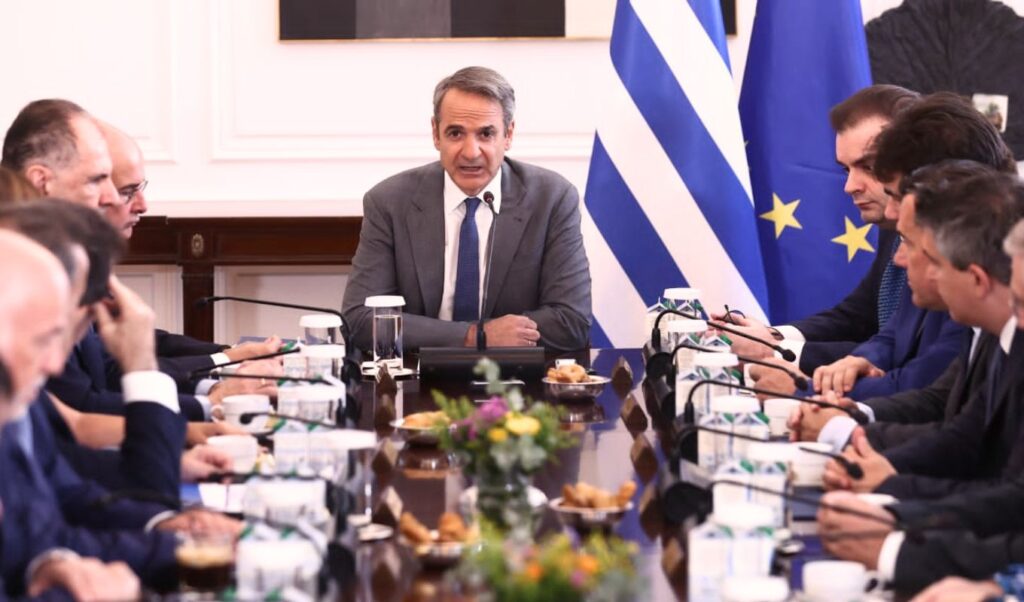 Mitsotakis honors fallen firefighters, warns of difficult days ahead