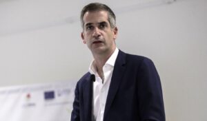 Bakoyannis vs. Doukas: “Dirt and garbage are not a narrative — they are daily life for Athenians” (Video)