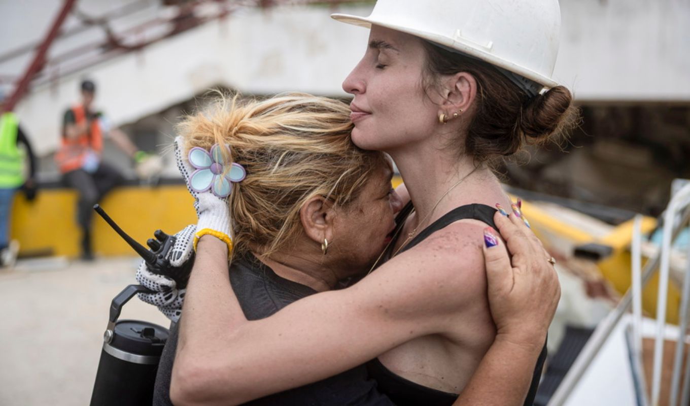 Venezuela earthquake aftermath - volunteers and families search through rubble