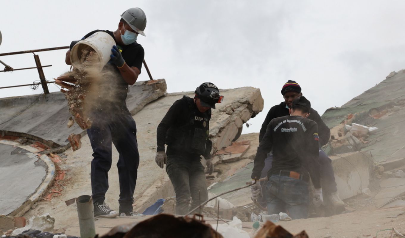 Venezuela earthquakes: international rescue teams withdraw as families continue searching for loved ones 12 days later