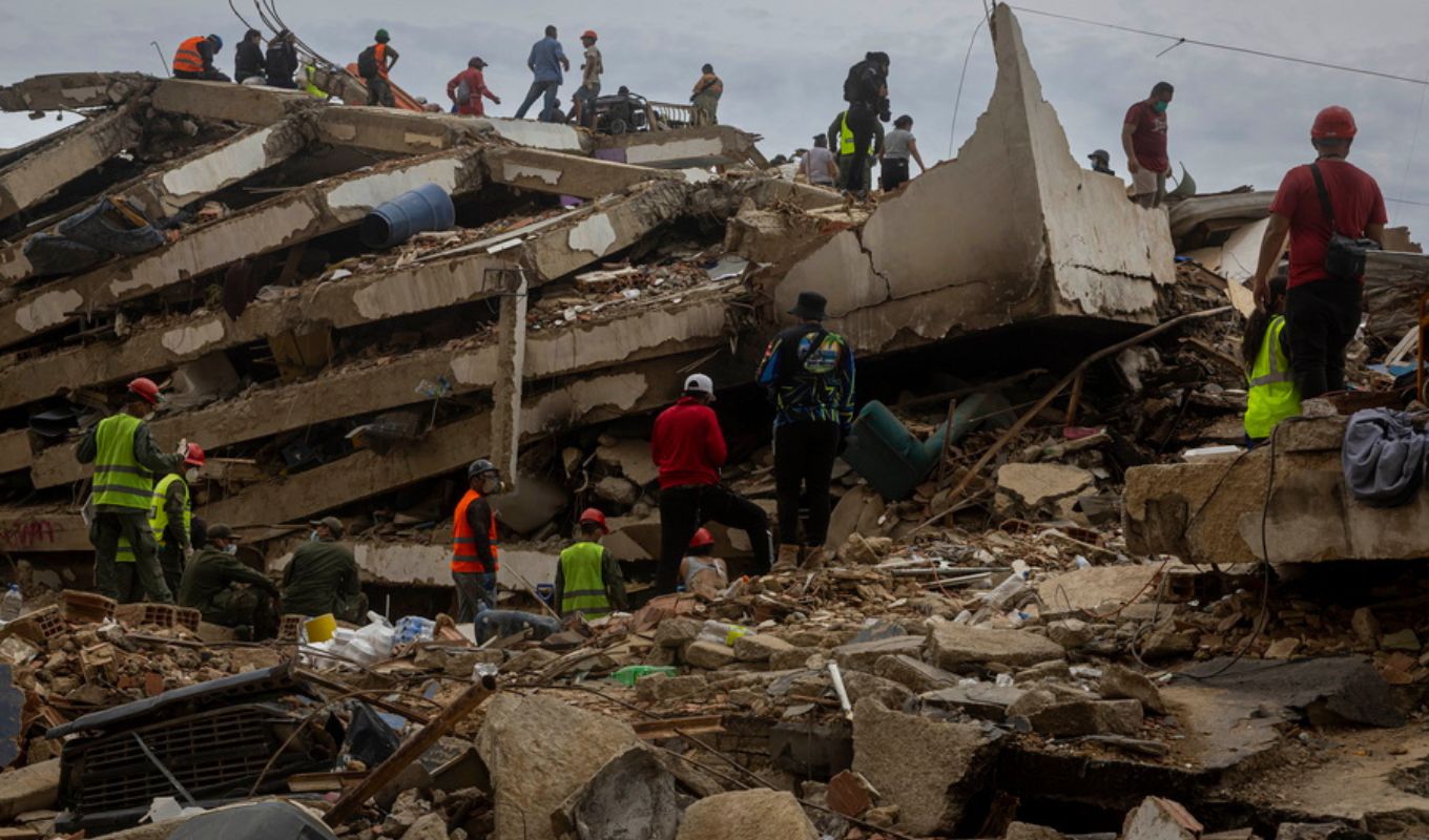 Venezuela earthquakes: international rescue teams withdraw as families continue searching for loved ones 12 days later