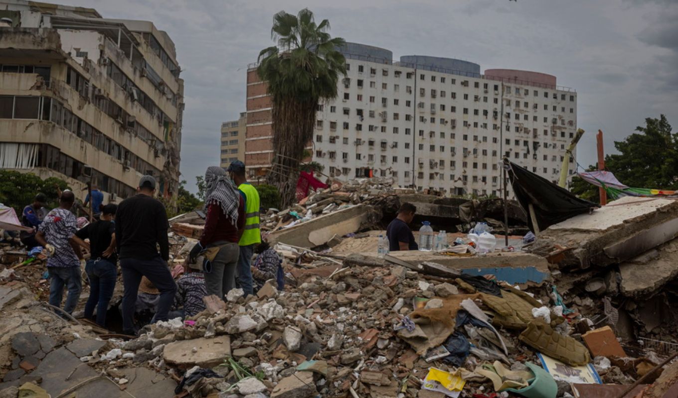 Venezuela earthquakes: international rescue teams withdraw as families continue searching for loved ones 12 days later