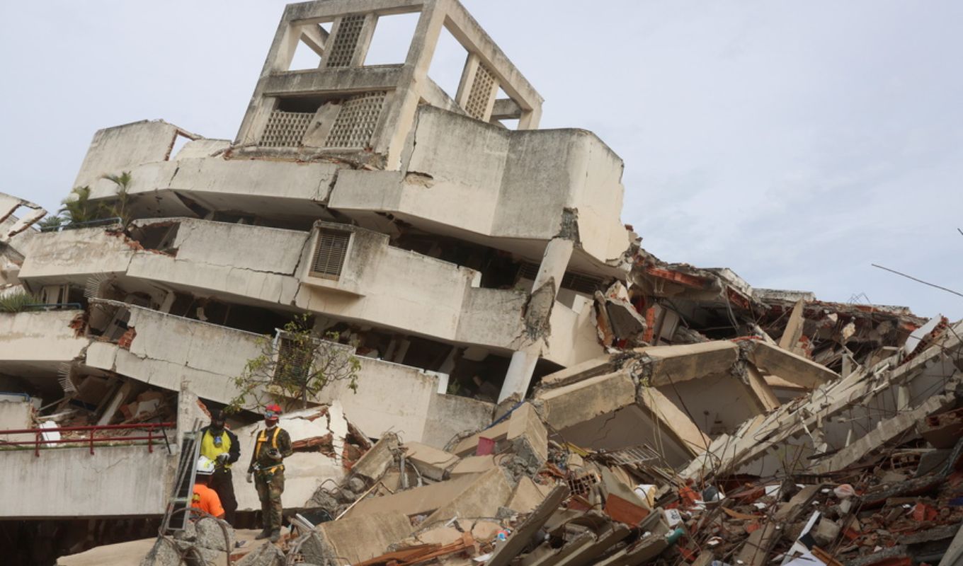 Venezuela earthquake rescue operations - families searching for missing loved ones