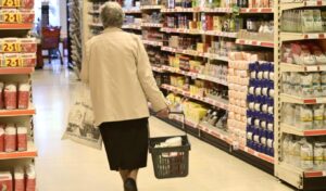 Supermarket food inflation turns negative in Greece