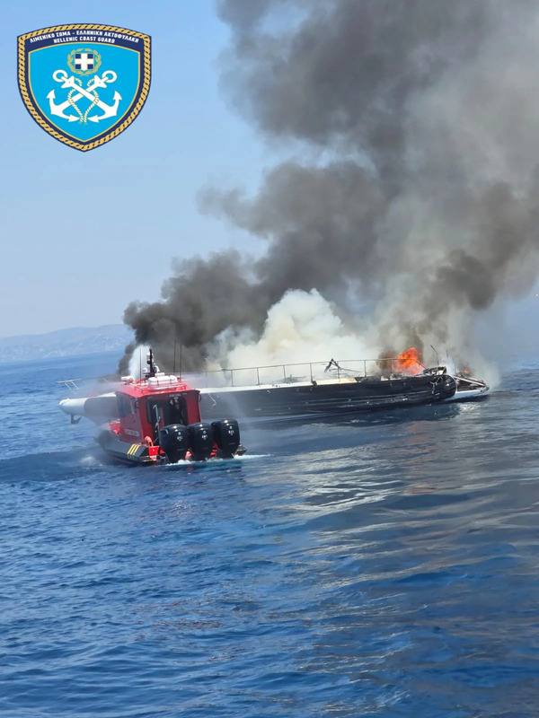 Vouliagmeni: Speedboat sinks after catching fire
