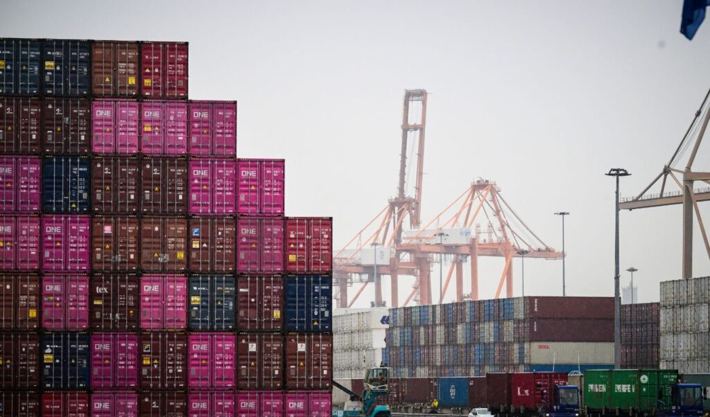 Seafarer injured in Perama after falling down ship ladder