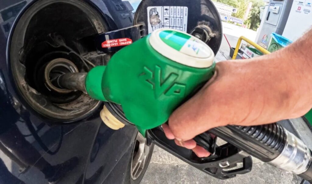 Fuel prices in Greece set to drop as oil prices fall